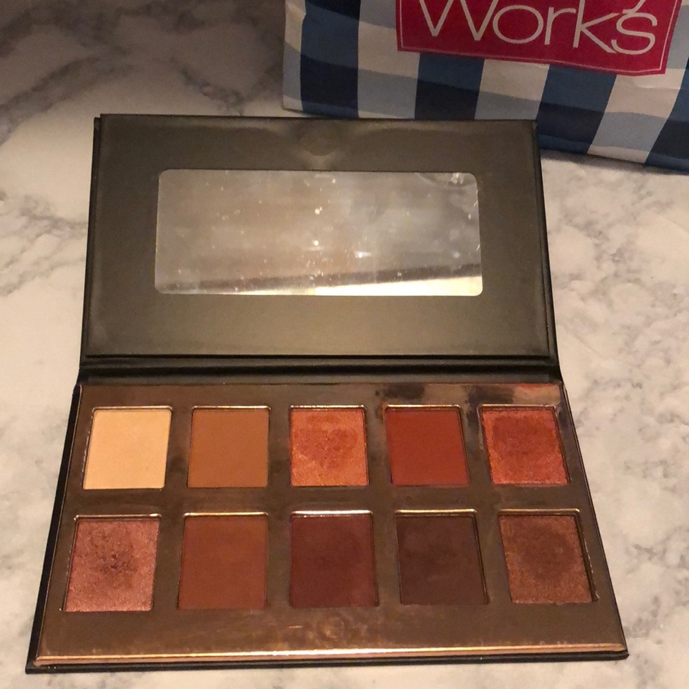 Crown eyeshadows